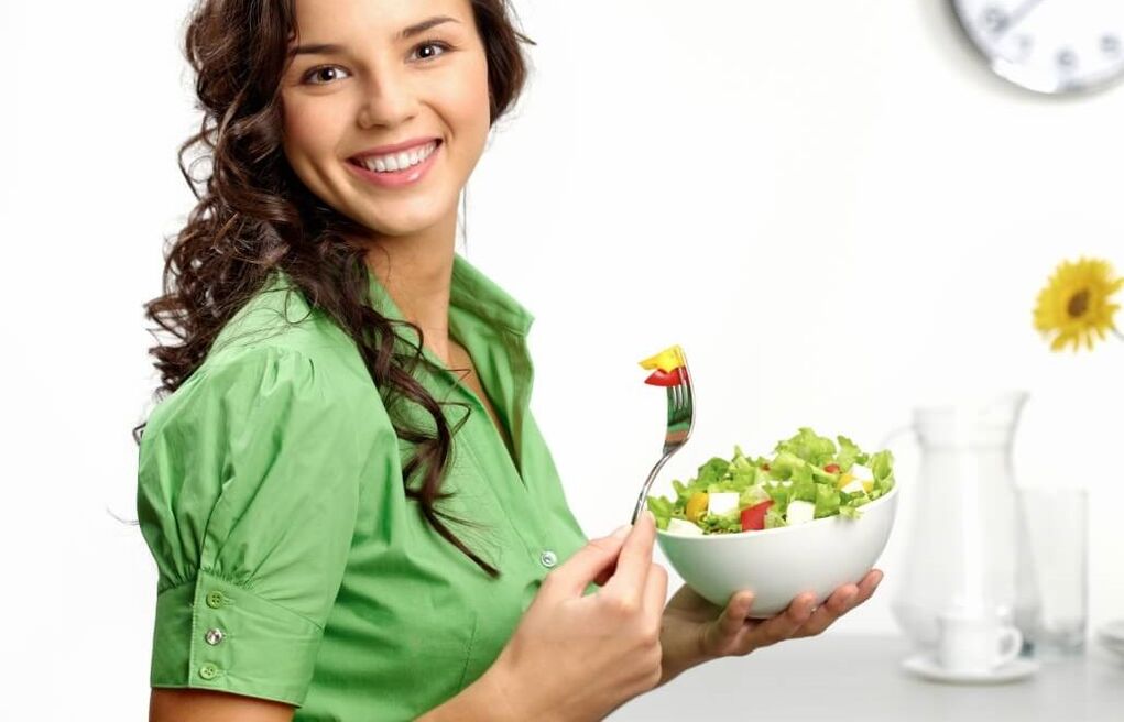 lány eszik zöldség salátát egy 6 szirmú diéta