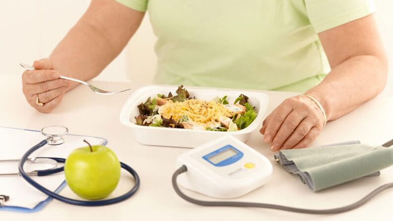 A cukorbeteg nő követi az orvos étrendi táplálkozással kapcsolatos ajánlásait